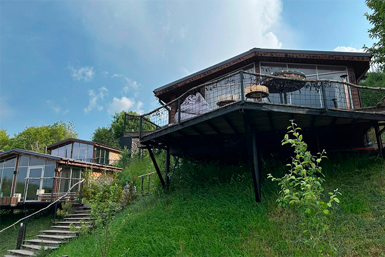 «Спрос на отдых в таких загородных объектах сохраняется и по сей день, несмотря на высокие цены»