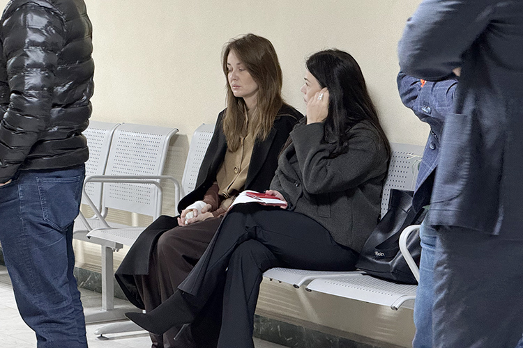 Ирина появилась в здании суда с двумя охранниками и в сопровождении адвоката, которая зачитала ее ходатайство в поддержку Шевырева-старшего