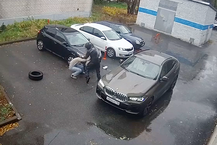 «Я пошла к машине, чтобы сесть. Увидела его около моей машины и подумала, что, может быть, я мешаю ему проехать или он задел мою машину»