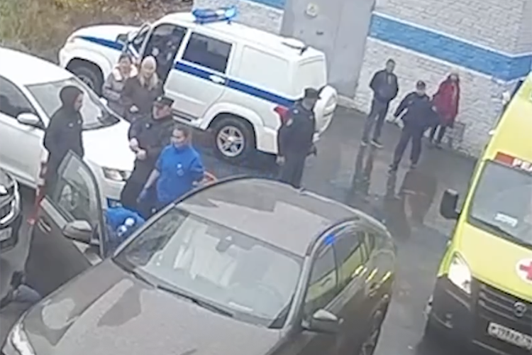 «Я не смогла никому позвонить. Позвонила девушка, которая мимо проходила. Она подошла ко мне, предложила помощь»