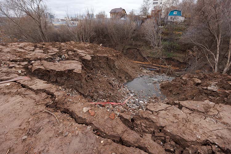 В Советском районе Казани собственники участков на территории СНТ «Любитель» рядом с многоквартирным домом на ул. Латышских Стрелков, 25а из-за самовольной засыпки территории создали угрозу отвода нечистот от 83 многоквартирных домов