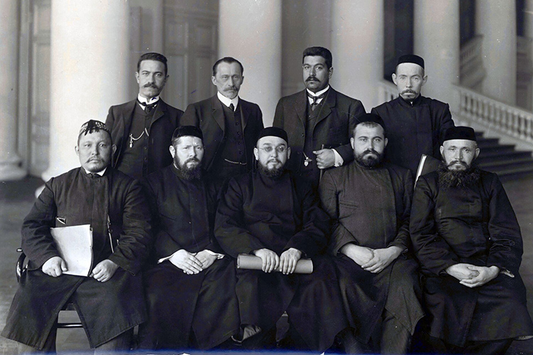 Стремясь вместе со всей страной нести тяготы военных усилий и не желая быть пятой колонной, российские мусульмане надеялись на удовлетворение своих политических требований, при этом сталкивались с отказом властей, особенно на местах