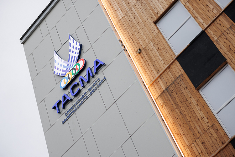 Место для нового спортобъекта выбрано неслучайно. Сейчас на стадионе «Тасма» в одноименной школе олимпийского резерва готовят 93 спортсменов-лучников, отделение по стрельбе из лука действует здесь с 2009 года