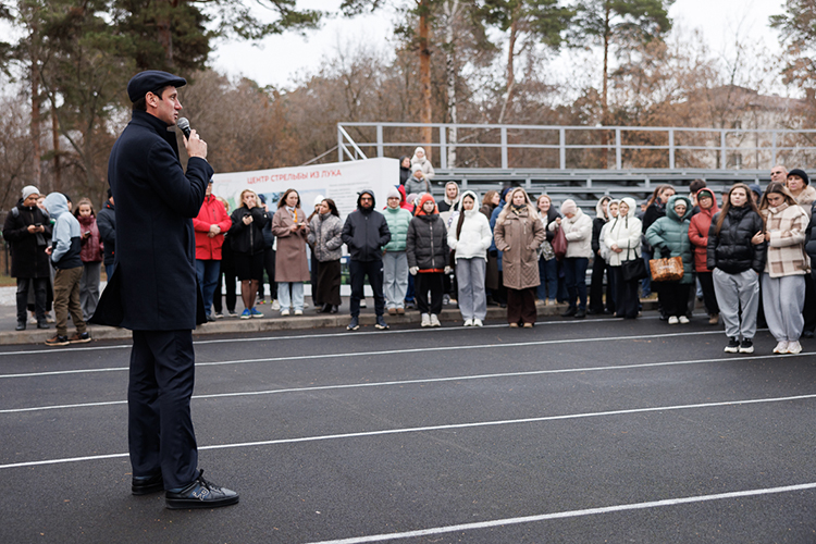 Презентация состоялась прямо на стадионе рядом с участком, где появится объект