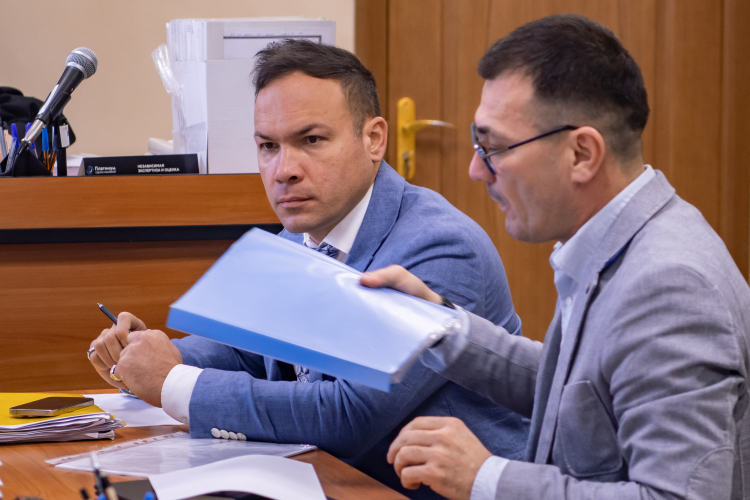 Адвокаты Фаттахова Ленар Шакиров (слева) и Марат Давлетов