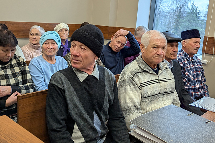 15 человек — преимущественно пенсионеры — приехали в Казань, чтобы поддержать бывшего чиновника