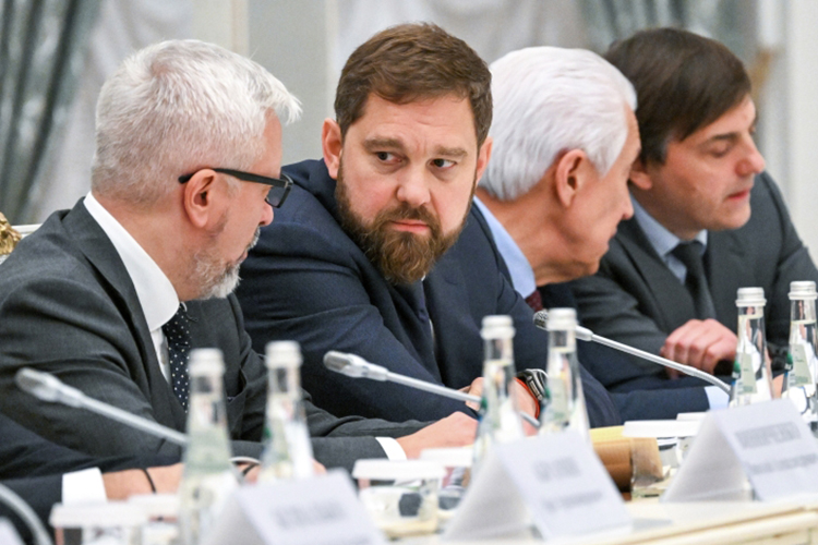 Глава ФАДН Игорь Баринов предложил укрепить вертикаль исполнительной власти в регионах, поскольку нацполитикой на местах зачастую занимаются непрофильные подразделения, которые совмещают данную работу с другими функциями