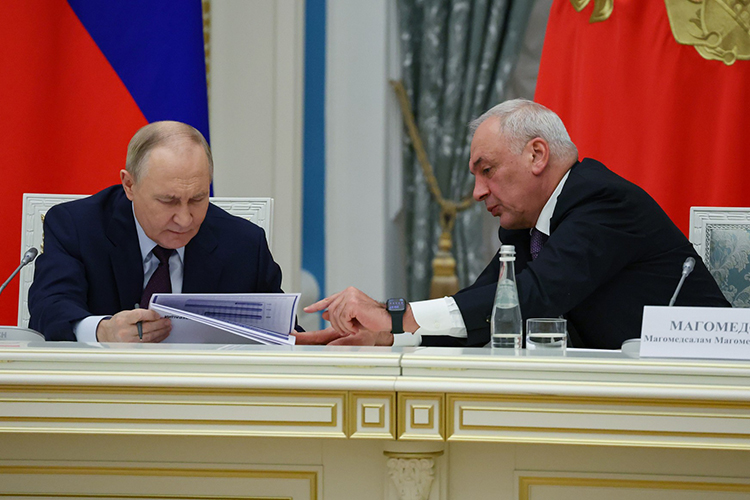 Завершая заседание совета, Путин призвал противодействовать фейкам и информационным вбросам, которые как оружие используют враги России