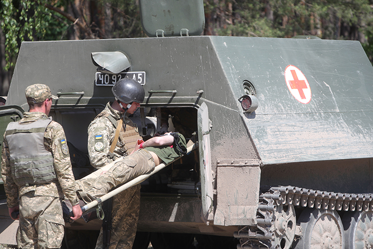 Если в Ираке раненого в течение часа уже госпитализировали к опытным специалистам, то на СВО украинские солдаты зачастую просто умирают, не дождавшись помощи, эвакуация раненых через полдня после ранения — уже большая удача