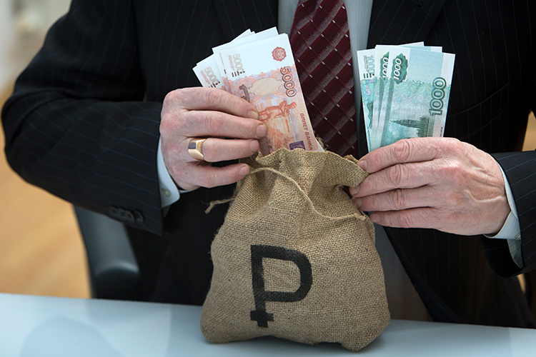 Изначально планировалось с 1 января 2026 года снизить порог с 60 млн до 10 млн рублей. Такие планы вызвали разговоры в том числе о рисках ухода предпринимателей в серую зону