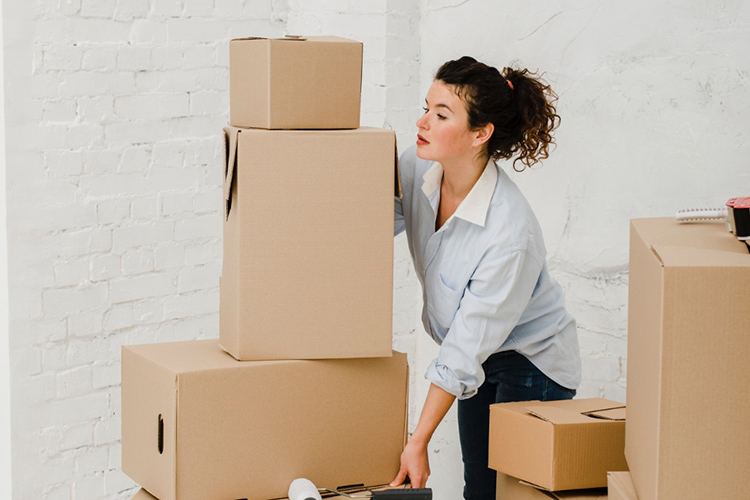 «Любая физическая нагрузка, особенно рывковая, то есть поднять что-то тяжелое резко, коробку, чемодан, ребенка, покашлять или покричать, — это все приводит к увеличению внутрибрюшного давления»