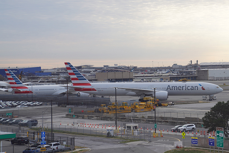 «Посмотрите хоть на сегодняшний бюджетный кризис, когда уже и самолеты не летают, потому что авиадиспетчеры на работу не выходят из-за невозможности финансирования госсектора»