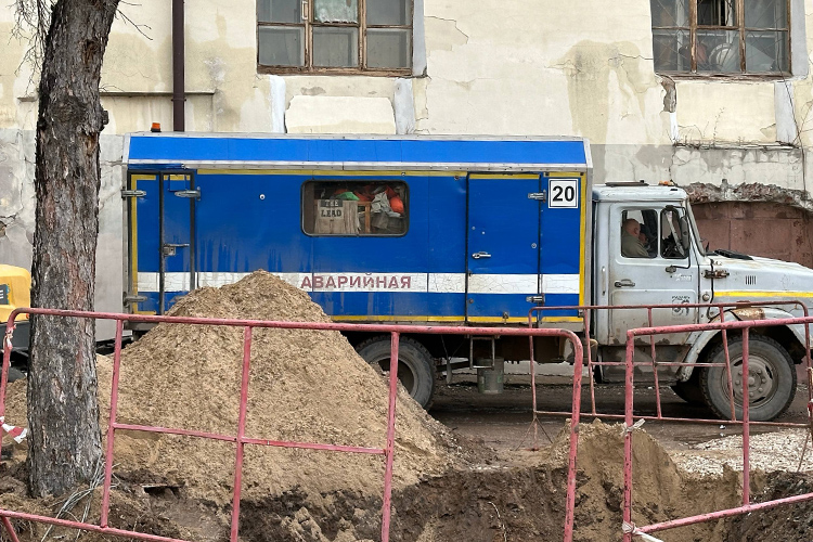 Как обнаружил корреспондент «БИЗНЕС Online», работы по адресу уже начали. На месте работает аварийная служба МУП «Водоконал», раскопан участок земли