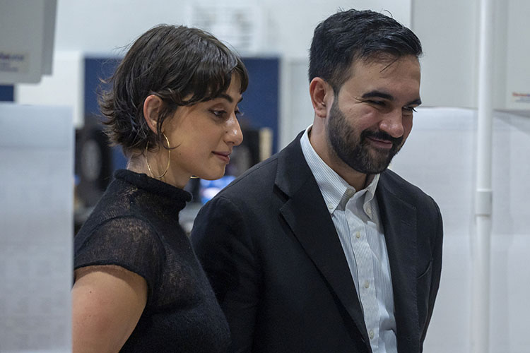 Отец нового мэра Нью-Йорка со своим отцом ходил на митинги против британцев, где требовали изгнать их из Уганды. При этом они же были выходцами из Индии с британским гражданством