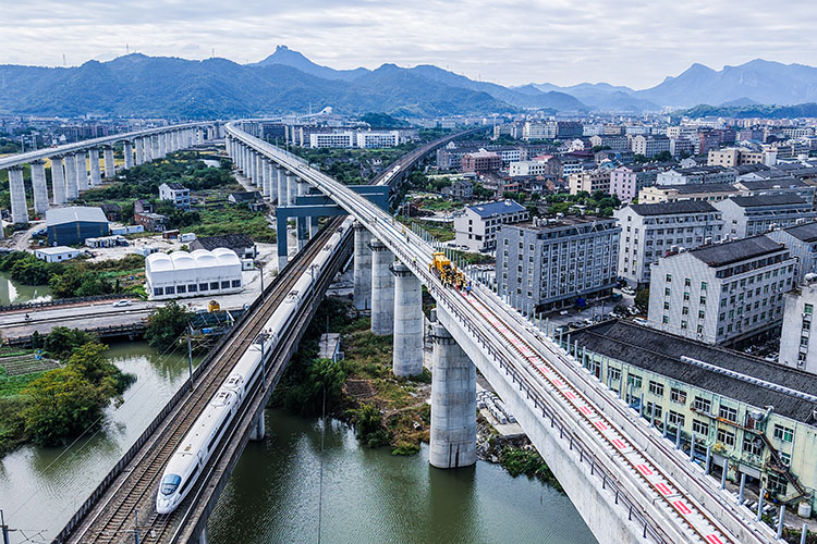 Можно выделить совместные сельскохозяйственные и логистические проекты, включая железнодорожные. В коммюнике зафиксировано намерение КНР и РФ создать вместе экономический коридор через Монголию, а также новые автодороги