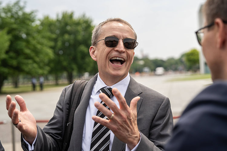 Бывший гендир Intel Патрик Гелсингер запустил свой стартап Gloo для разработки специального ИИ на основе христианских ценностей