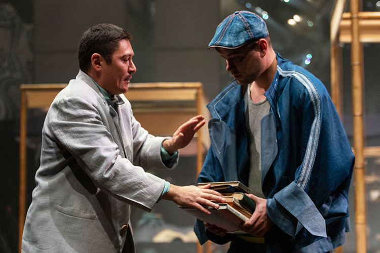 Селянам приходится осваивать земные профессии по книгам. Но им даже в голову не приходит, что, возможно, за три века в далекой Родине многое поменялось