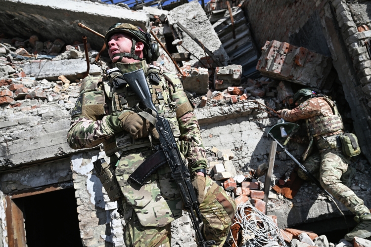 «Следующим актом стала осень 2022 года. К этому времени Киев сумел провести мобилизацию, увеличив численность живой силы с 250 тысяч человек до миллиона, в то время как ВС РФ оперировали примерно 200-тысячной армией, распыленной по всему фронту от Херсона и до Харькова»