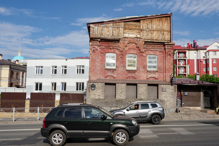 Дом Батурина, 12, автор всех этих вызывающих надписей — казанский предприниматель Марс Хайруллин