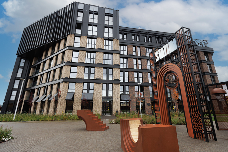 «Главное — сделать так, чтобы наш объект не сильно контрастировал с окружением. Поэтому выбрали английский промышленный стиль»