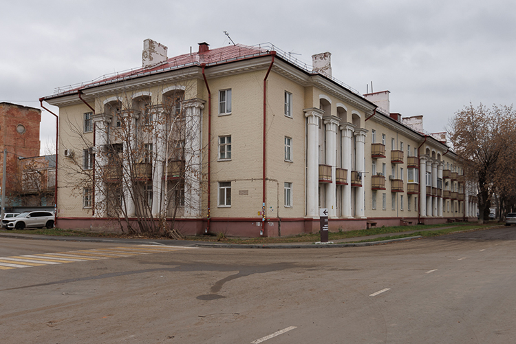 Адмиралтейская слобода с ее близостью к центру Казани, уникальным природным ландшафтом берега Волги и старого русла Казанки, в шаговой доступности от зеленых массивов лесопарка Лебяжий под сенью Зилантовой горы получает новый толчок к развитию