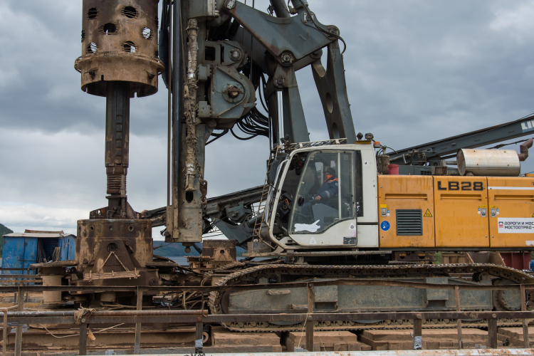 ГК «Сокол» обслуживает нефтяные компании, в том числе ПАО «НК „Роснефть“», ООО «Катобьнефть», Vistmast Grup и др. А именно фирма занимается перевозкой нефтяного оборудования, например, буровых установок