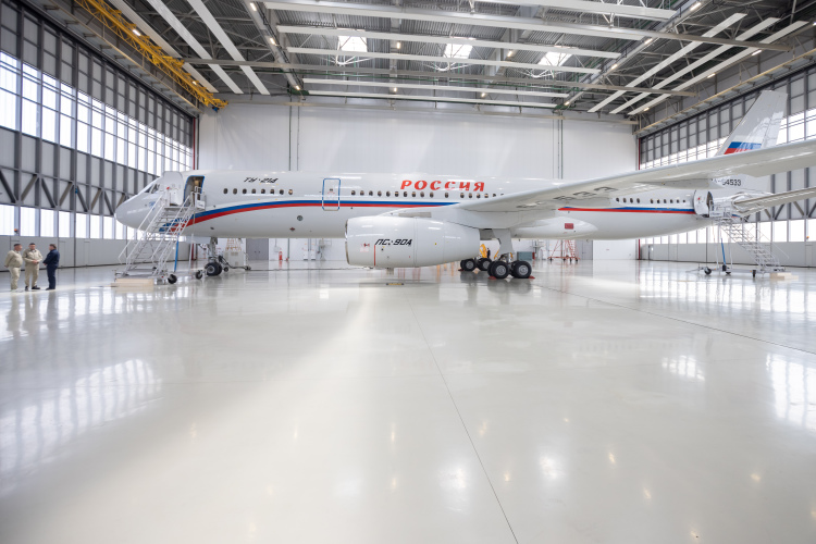 В ситуации, когда на полном серьезе обсуждается вопрос мокрого лизинга зарубежных самолетов, Ту-214 — безальтернативный вариант.