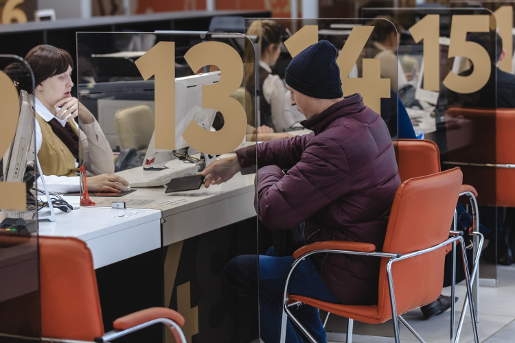 С августа оформить и снять самозапрет россияне могут через офисы МФЦ. Подать заявление можно только лично, услуга не оказывается по доверенности. Установленный самозапрет действует бессрочно, пока гражданин сам его не отменит