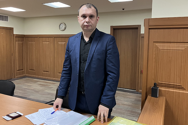 Адвокат фигуранта Руслан Губаев поддержал своего доверителя и попросил изменить меру пресечения своему подзащитному Черкасину