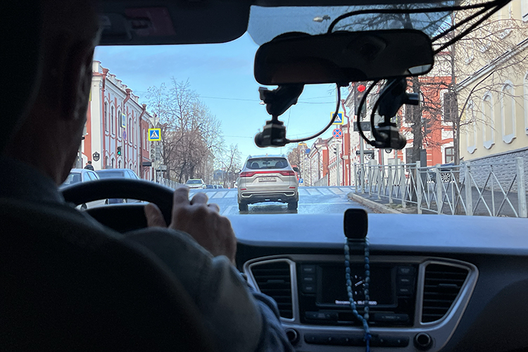 Сегодня три патрульных автомобиля «катаются» по трем маршрутам. За время испытаний в ГИБДД направили более 10 тыс. материалов о нарушениях