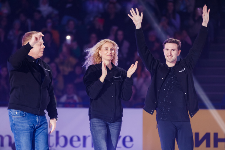 Тутберидзе (в центре) вместе со своими помощниками Сергеем Дудаковым и Даниилом Глейхенгаузом