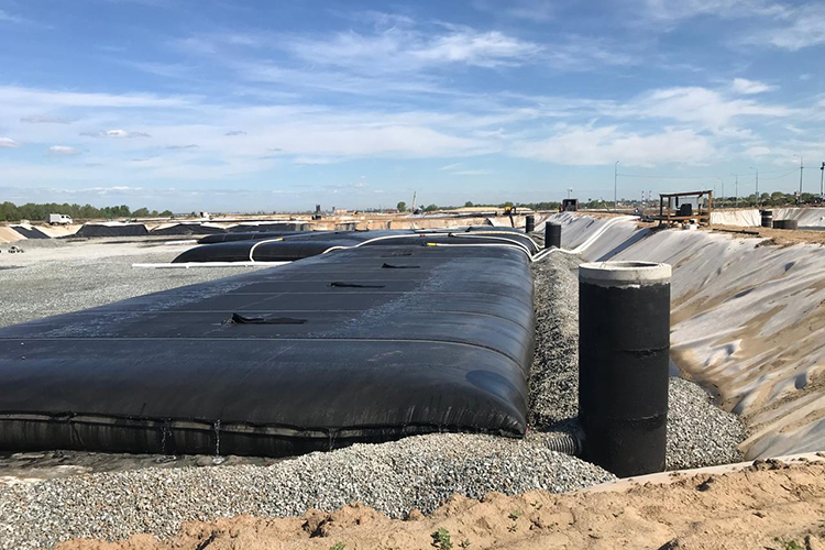 «Ядран-Строй» с нуля построил систему бассейнов для переработки ила — со своей насосной станцией и дренажами. Ил решено было не просто законсервировать и засыпать песком, а закачать в геотубы