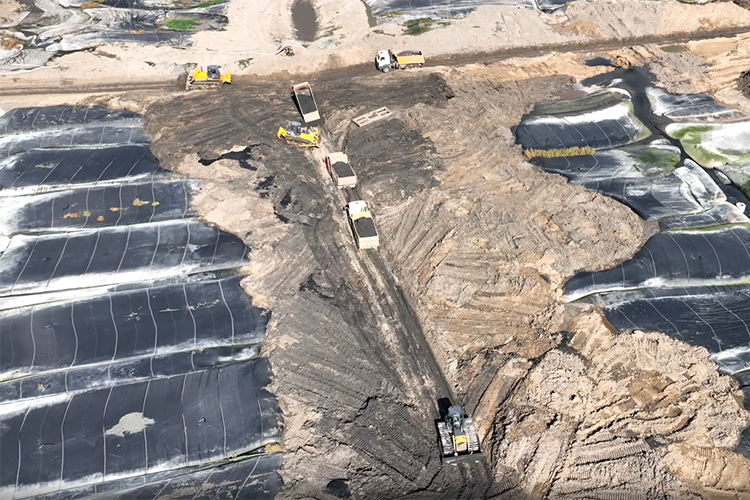 Проект предполагал, что геотубы станут стабильным основанием и можно будет уложить три таких «контейнера» друг на друга. Реальность же оказалась иной