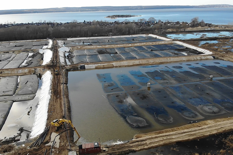Осенний период превращается в напряженную гонку по укладке верхнего экрана — слоя песка и грунта поверх геотубов. Эти работы также критически зависят от погоды. Если протяжные дожди — техника просто не сможет ездить, и нужно будет ждать морозов
