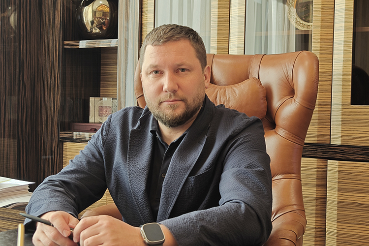 Марат Хайруллин: «Работы сейчас на финишной прямой и идут в круглосуточном режиме. Но без сложностей, как и полагается первому проекту рекультивации, где отрабатываются уникальные технологии, не обошлось. Поэтому сроки пришлось сдвигать, и на то есть весомые причины»