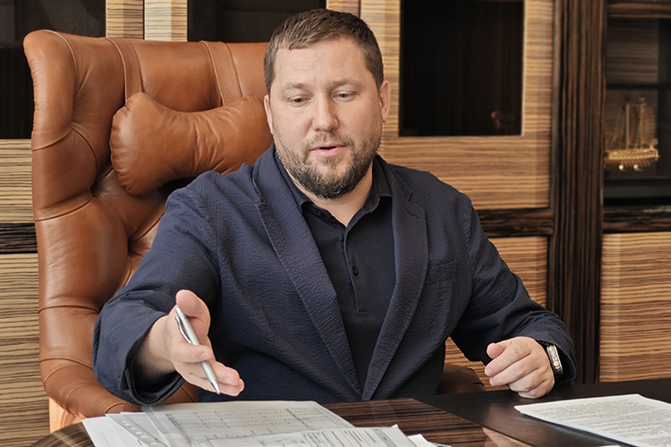 По словам Хайруллина, работы будут завершаться не одновременно на всей территории, а последовательно — по картам. На сегодня уже перекачано более 85% ила, уложено более 10% верхнего экрана, песчаную засыпку провели на 30% территории