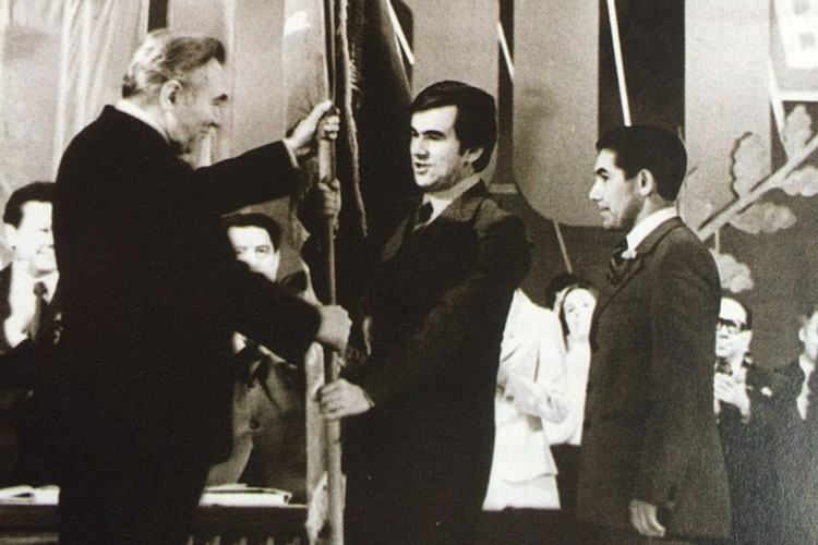 Первый секретарь Татарского обкома КПСС Фикрят Табеев вручает знамя первому секретарю Татарского обкома ВЛКСМ Шамилю Агееву на торжестве в честь 60-летия комсомола. 1978 г.