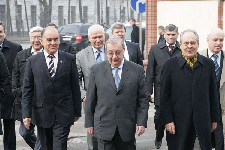 Евгений Примаков приехал в Казань на открытие международного форума «Развитие инновационного пространства СНГ. Роль и место торгово-промышленной палаты стран Содружества», 2009 г.