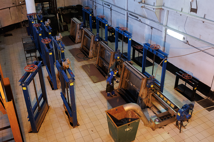 В момент визита журналистов на КНС чистили решетки, которые, помимо комков салфеток, уловили фантики и пищевые отходы