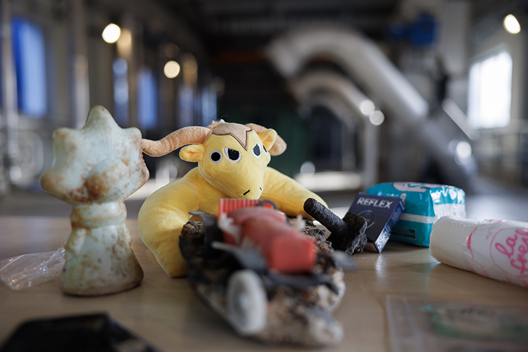 Бывают и необычные находки: мягкие игрушки, кусок монолита с забетонированным в нем игрушечным грузовиком, телефоны, подгузники