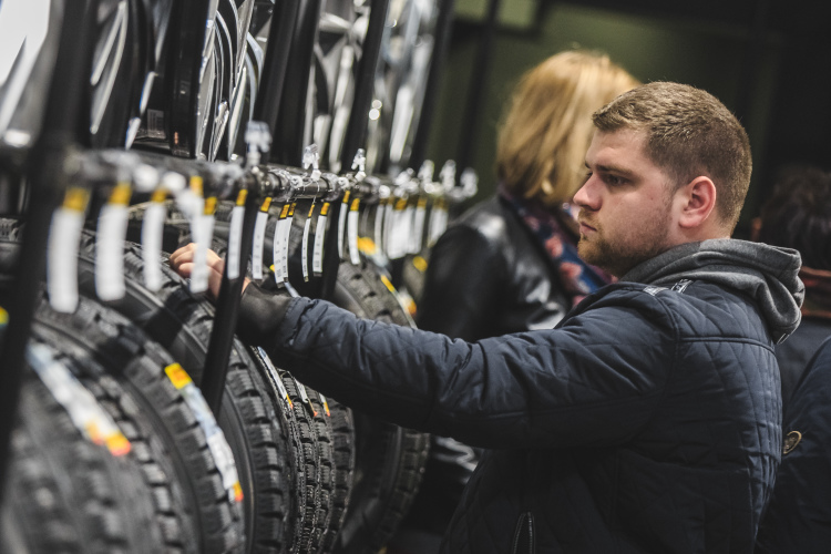 Производители шин ожидают снижения продаж в предстоящем зимнем сезоне из-за существенного сокращения продаж новых автомобилей — по данным «Автостата», продажи сократились на 24%