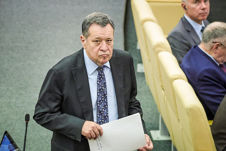 Плюс 170 ярдов на дороги, но минус 33 – на село? Как перекраивают бюджет РФ ко второму чтению