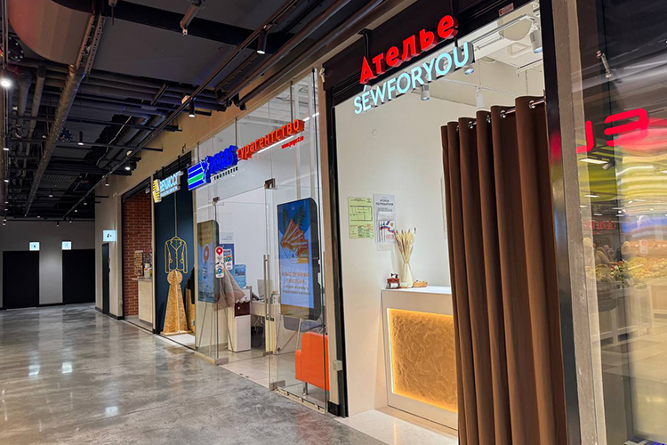 На цокольном этаже «Арт центра» появилось крошечное ателье Sewforyou, которое, несмотря на небольшой формат, обеспечивает стабильный трафик и высокую лояльность локальной аудитории