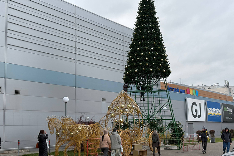 В «Парк Хаусе» Новый год уже начался, у главного входа рабочие собирают главную елку — высокую и нарядную