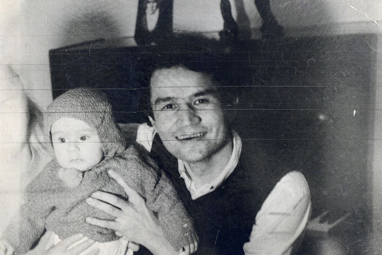 «Он был драматическим актером, и в первое время ему чаще давали отрицательные роли. Мне всегда было обидно за это, ведь люди часто думают, что он и в жизни такой», — говорит о своем отца народная артистка РТ Айгуль Бариева