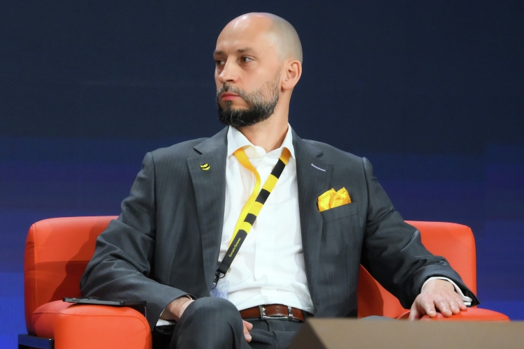 «Формирование команды и общение с женой — [за это будет отвечать] только естественный интеллект», — сказал Анохин