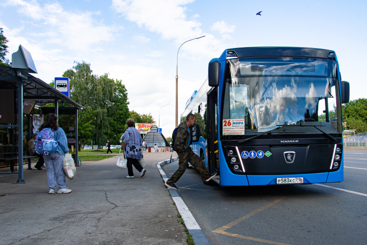 С 1 января стоимость проезда в Челнах, Альметьевске и Нижнекамске составит 46 рублей. Еще в 2024-м проезд стоил 35 рублей. То есть за два года тариф вырос сразу на 11 рублей