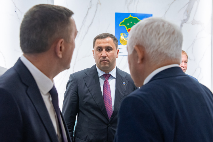 В повестку изначально включили 9 вопросов, и одним из главных должно было стать назначение руководителя исполнительного комитета города. С марта 2025 года пост сити-менеджера занимал Фарид Салахов (на фото в центре), но после выборов в октябре был назначен конкурс