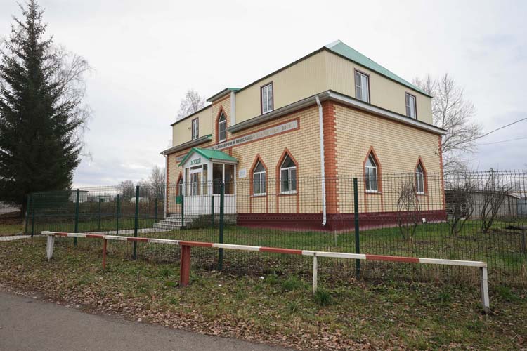 Музей расположен в двухэтажном здании с цокольным помещением. На его фасаде красуется надпись «Построен Даниловыми — Эмилем Вячеславовичем и Вячеславом Власовичем 2019 г.»