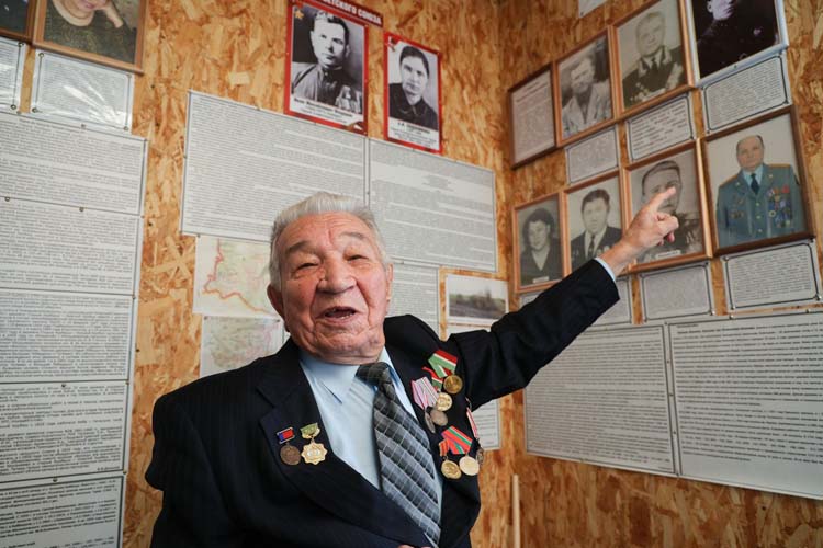 Под портретами можно видеть выписки из архивов, в которых краеведу пришлось хорошенько покопаться